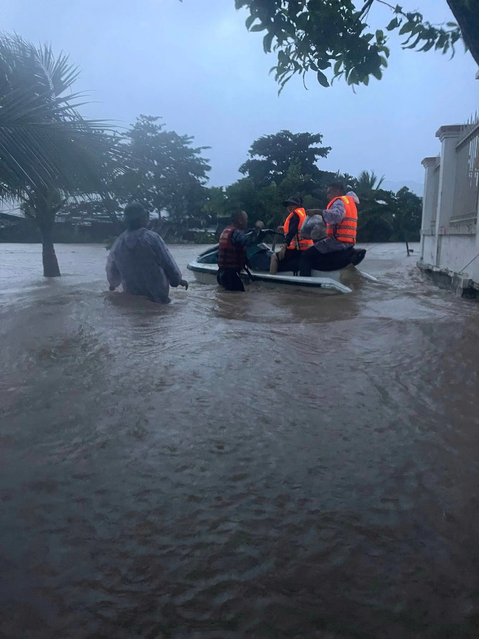 Jet skis da empresa Bien Hoa Limited resgatam pessoas