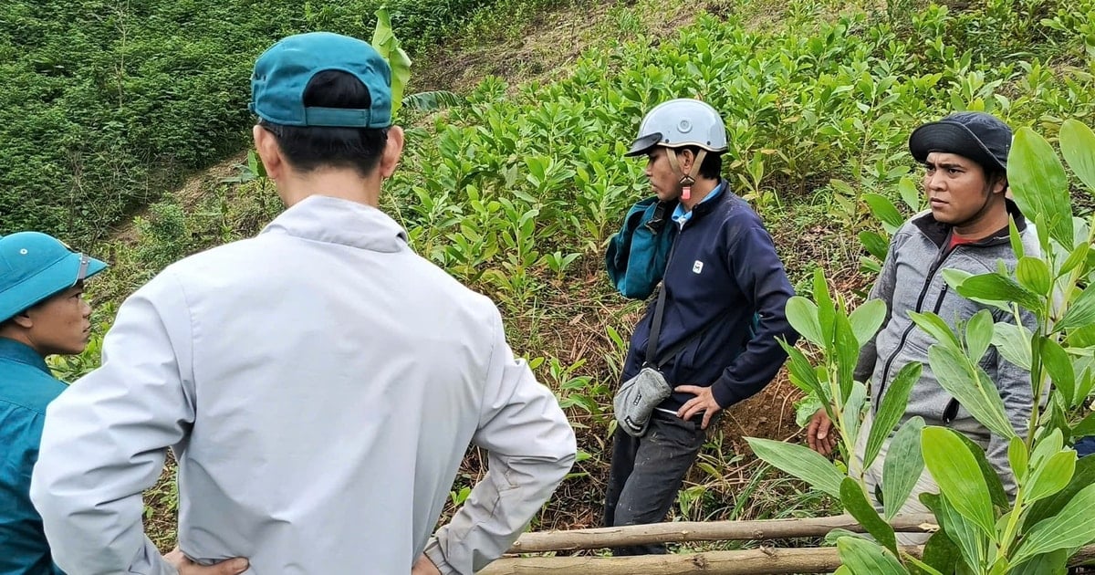 Cán bộ xã La Dêê kịp thời đưa người dân ngất xỉu trên rẫy đi cấp cứu