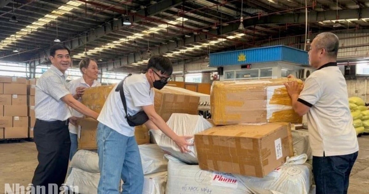 Hàng không hỗ trợ hành khách, vận chuyển miễn phí hàng hóa hỗ trợ đồng bào vùng lũ