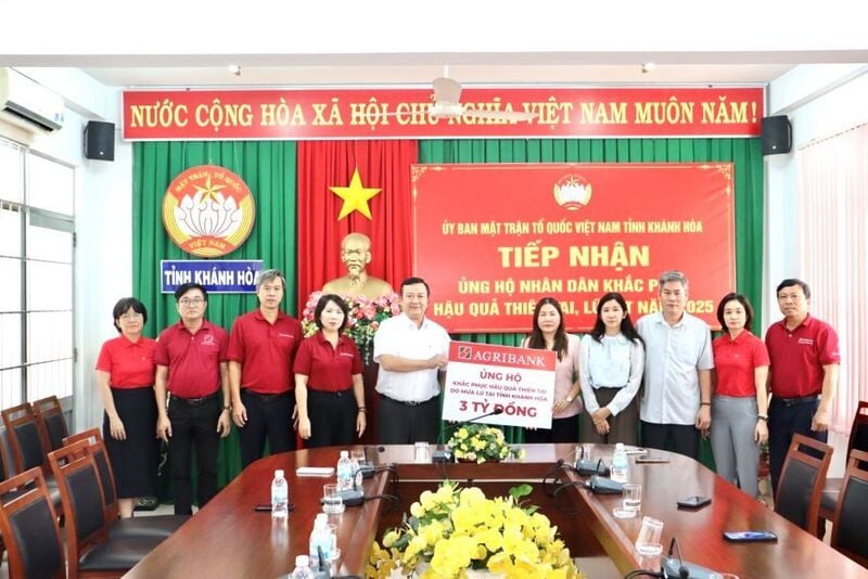 Agribank representative, Mr. Nguyen Tien Truong, Head of Central Region Representative Office, presented support to Khanh Hoa province. Photo: Duy Minh