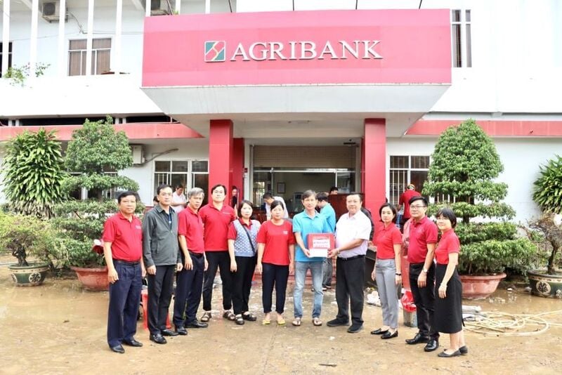 Representatives of the Central Office presented gifts of encouragement and support to officers and employees of Agribank Khanh Hoa Branch. Photo: Duy Minh
