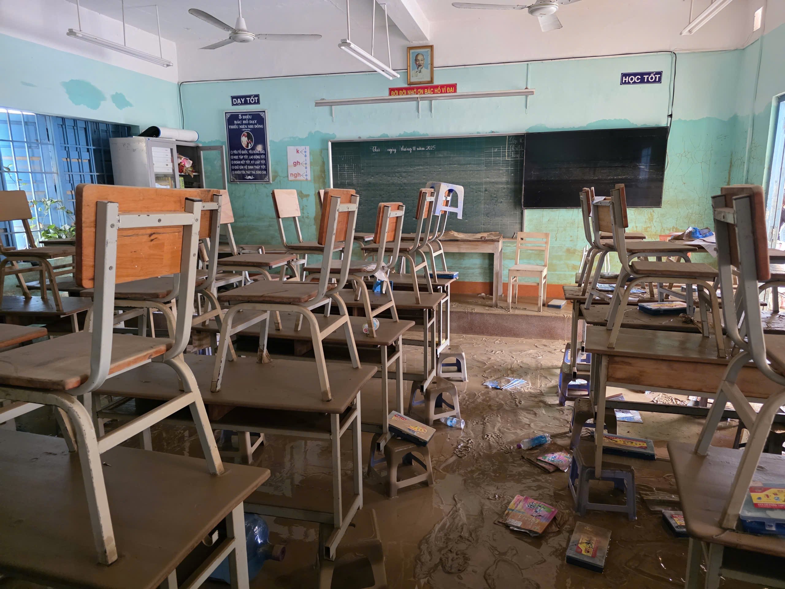 Khánh Hòa: Trường học ngổn ngang bùn đất sau lũ lịch sử - Ảnh 2.