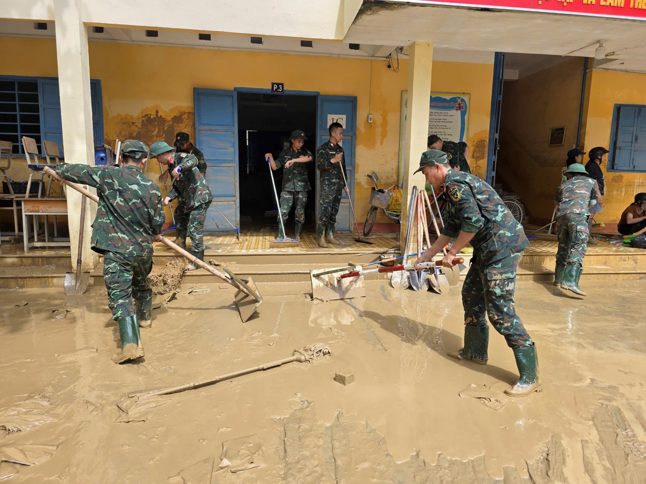 Khánh Hòa: Trường học ngổn ngang bùn đất sau lũ lịch sử - Ảnh 4.