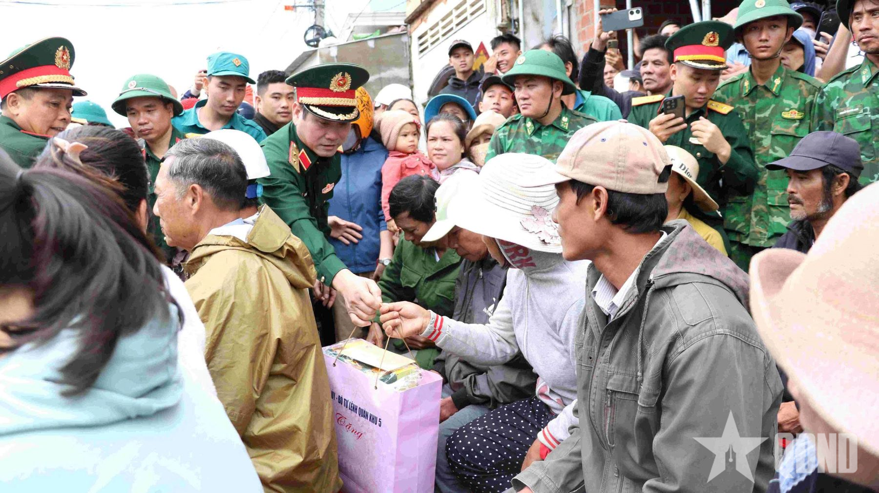 Quân khu 5 đang tập trung cao nhất cho nhiệm vụ cứu trợ nhân dân