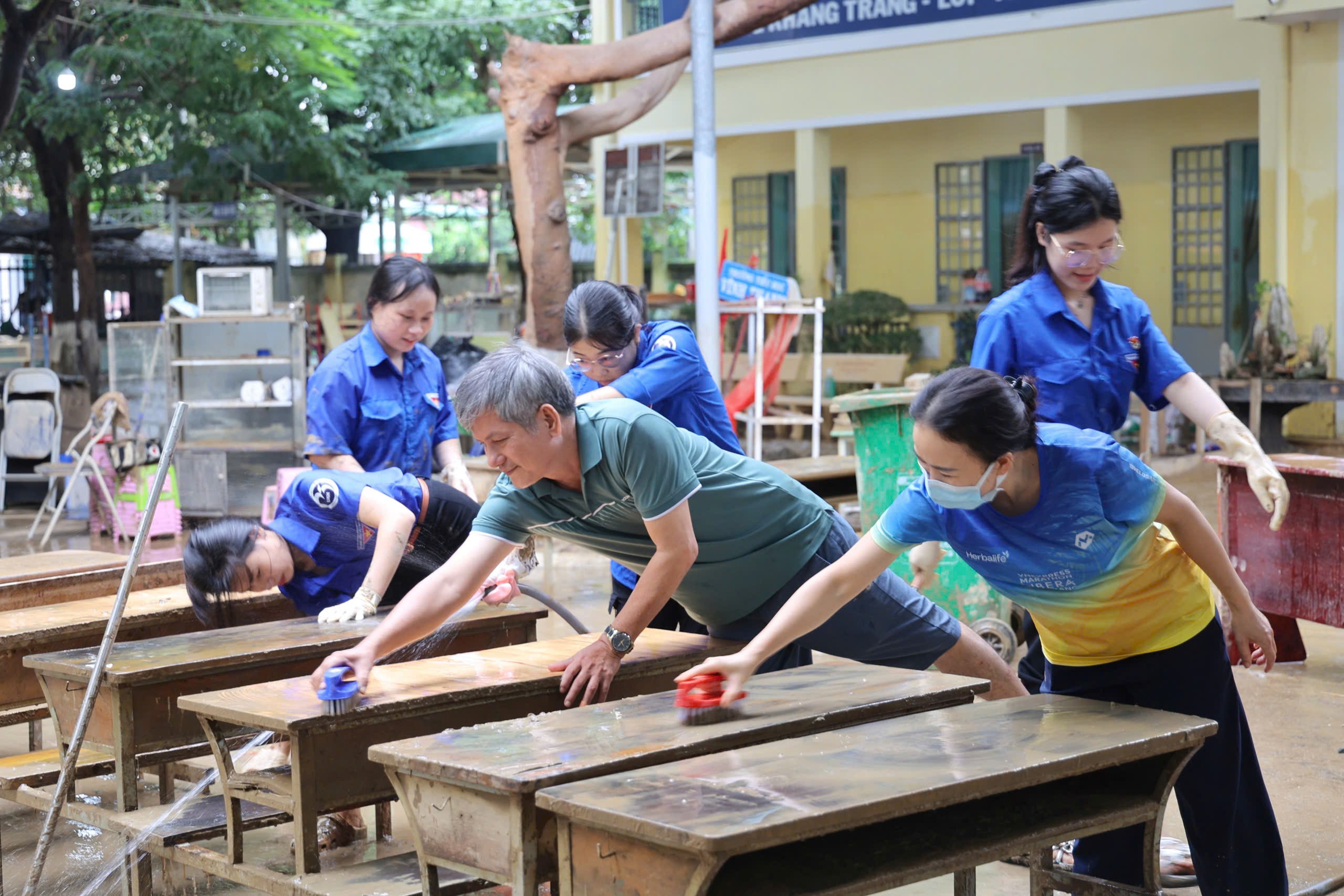 Khánh Hòa: Trường học ngổn ngang bùn đất sau lũ lịch sử - Ảnh 6.