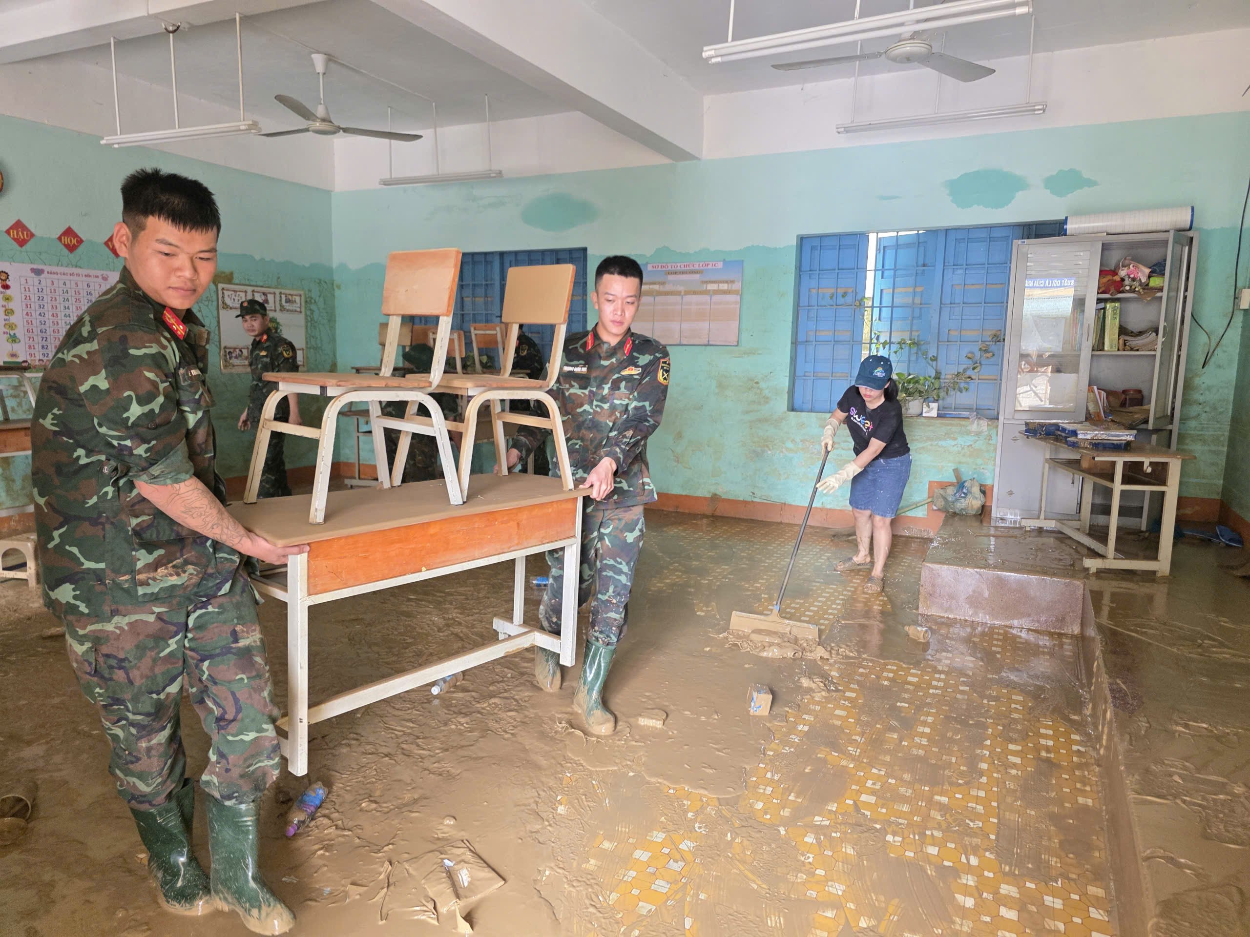 Khánh Hòa: Trường học ngổn ngang bùn đất sau lũ lịch sử - Ảnh 10.