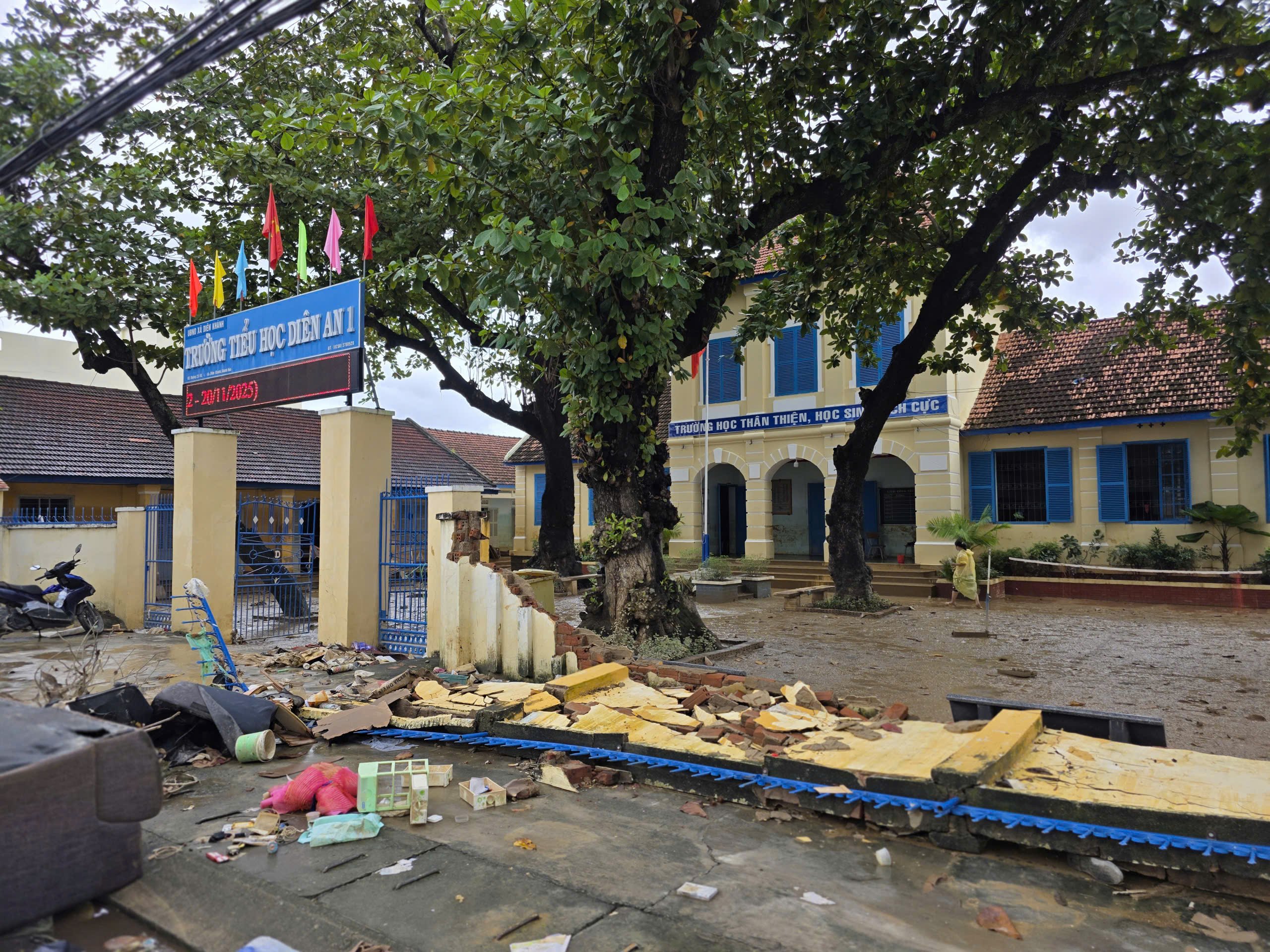 Khánh Hòa: Trường học ngổn ngang bùn đất sau lũ lịch sử - Ảnh 12.