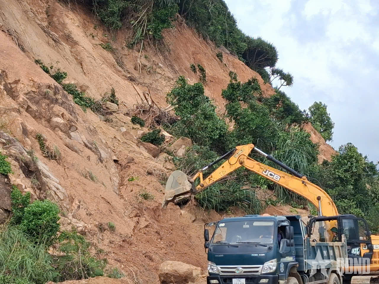 Lữ đoàn Công binh 270 (Quân khu 5) khắc phục hậu quả mưa lũ tại Đắk Lắk và Khánh Hòa