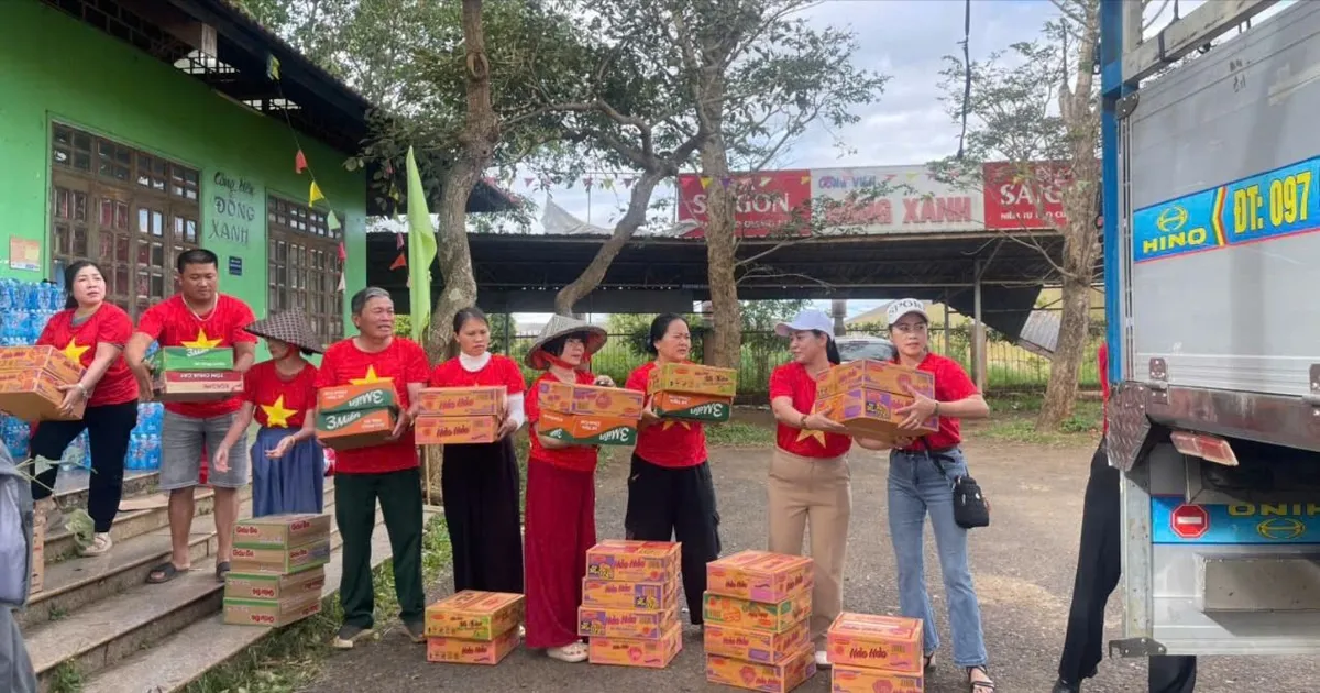 Gia Lai: Chuyến xe nghĩa tình chở hàng cứu trợ vùng lũ