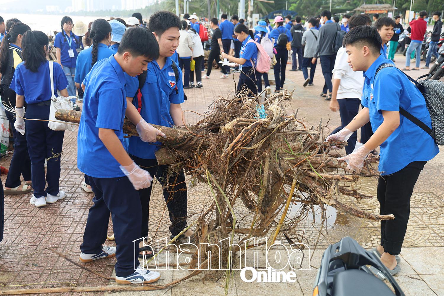 لقد جذب نشاط جمع القمامة الكثير من المشاركين.