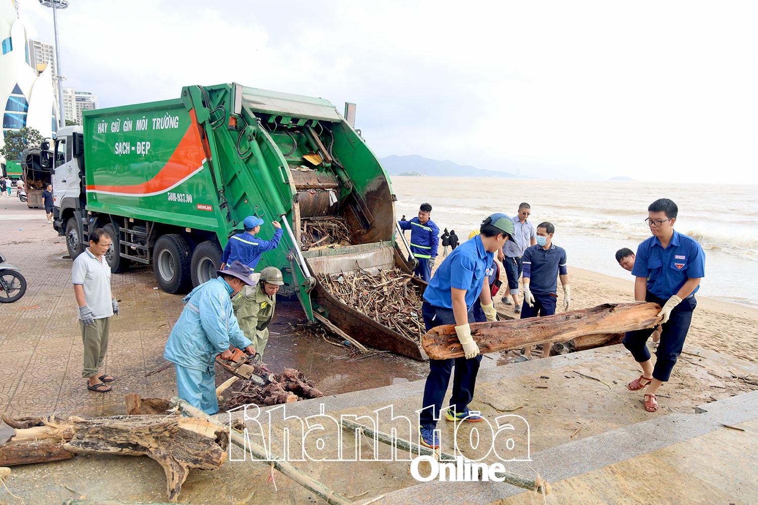 شاحنة القمامة جاهزة للتحرك.