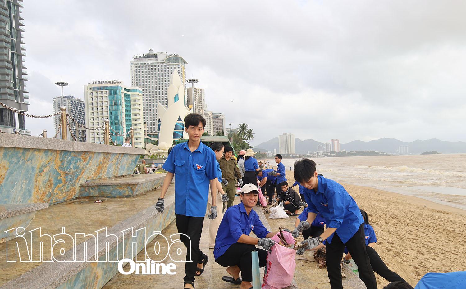 بفضل مساهمة الآلاف من الأشخاص، سيصبح شاطئ نها ترانج نظيفًا وجميلًا مرة أخرى قريبًا.