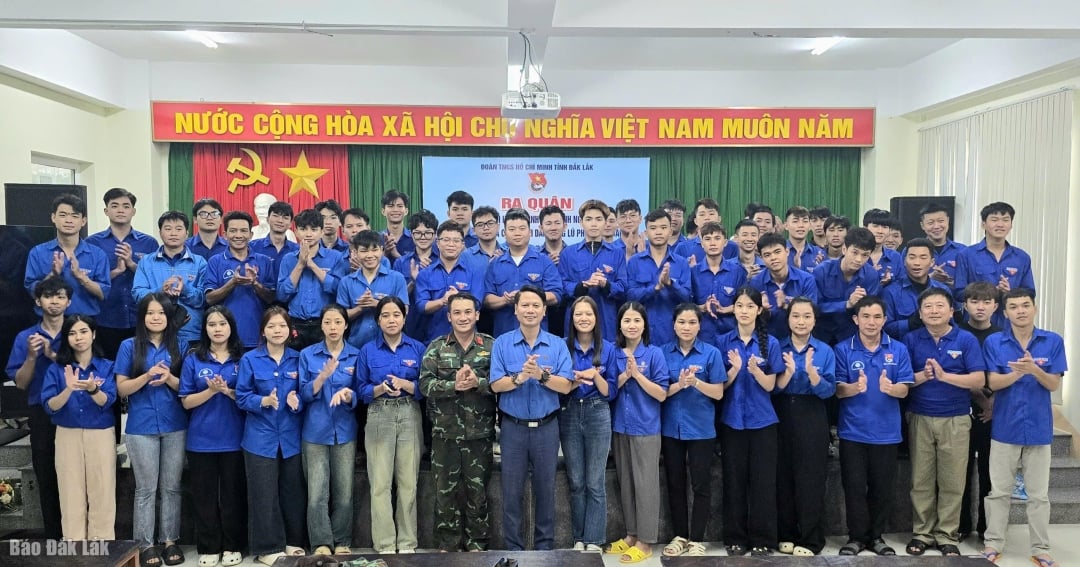 Ra quân các đội hình thanh niên tình nguyện tham gia hỗ trợ bà con nhân dân vùng lũ phía Đông Đắk Lắk