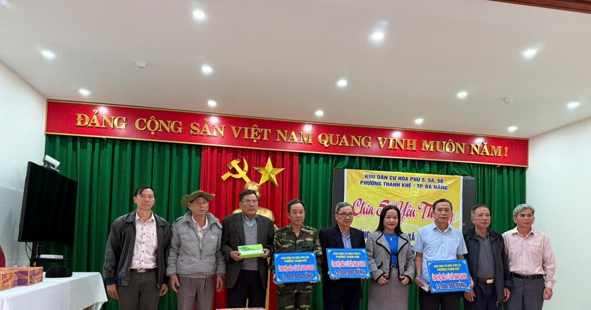 Tặng 120 suất quà cho đồng bào vùng lũ xã Nam Giang và Thạnh Mỹ