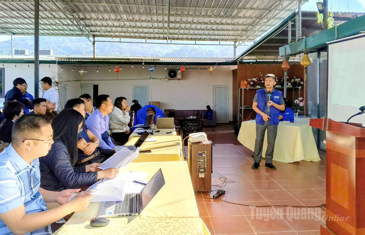 플랜 인터내셔널 베트남과 지방자치단체 대표들은 재난 이후 복구를 위해 80억 VND 이상의 지원 패키지에 대한 계획과 배정에 대해 논의하고 합의했습니다.