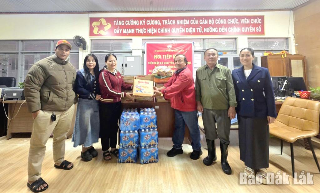 Η Επιτροπή Πατριωτικού Μετώπου Βιετνάμ της κοινότητας Ea Knop έλαβε είδη πρώτης ανάγκης για την υποστήριξη των πληγέντων από τις πλημμύρες.