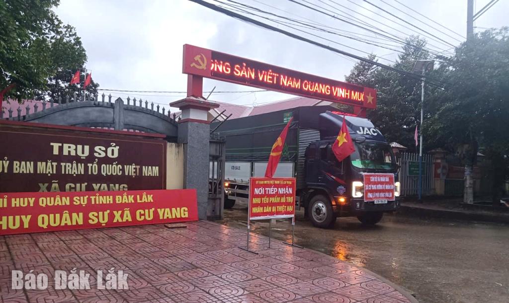 Τα ταξίδια με μηδενικό κόστος μεταφέρουν αγαθά με την υποστήριξη αξιωματούχων και κατοίκων της κοινότητας Cu Yang για την υποστήριξη των ανατολικών κοινοτήτων της επαρχίας.