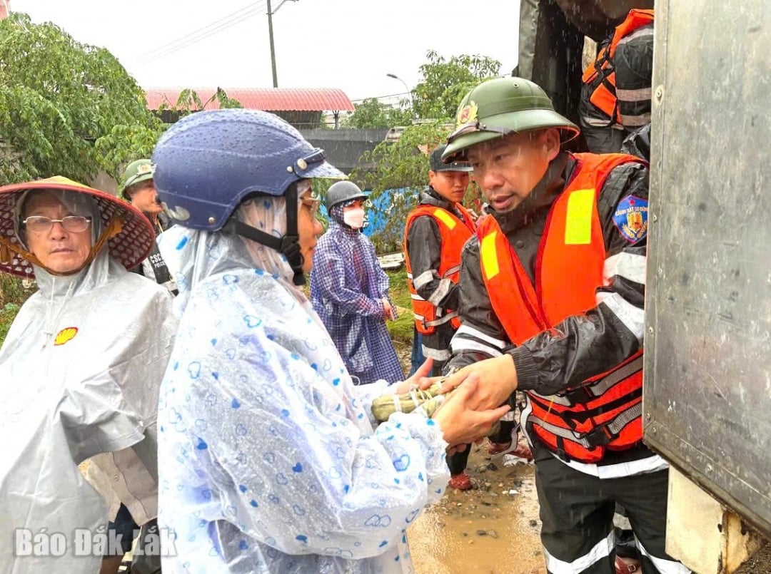 Trung đoàn Cảnh sát Cơ động Tây Nguyên hỗ trợ nhân dân tỉnh Đắk Lắk khắc phục hậu quả lũ lụt