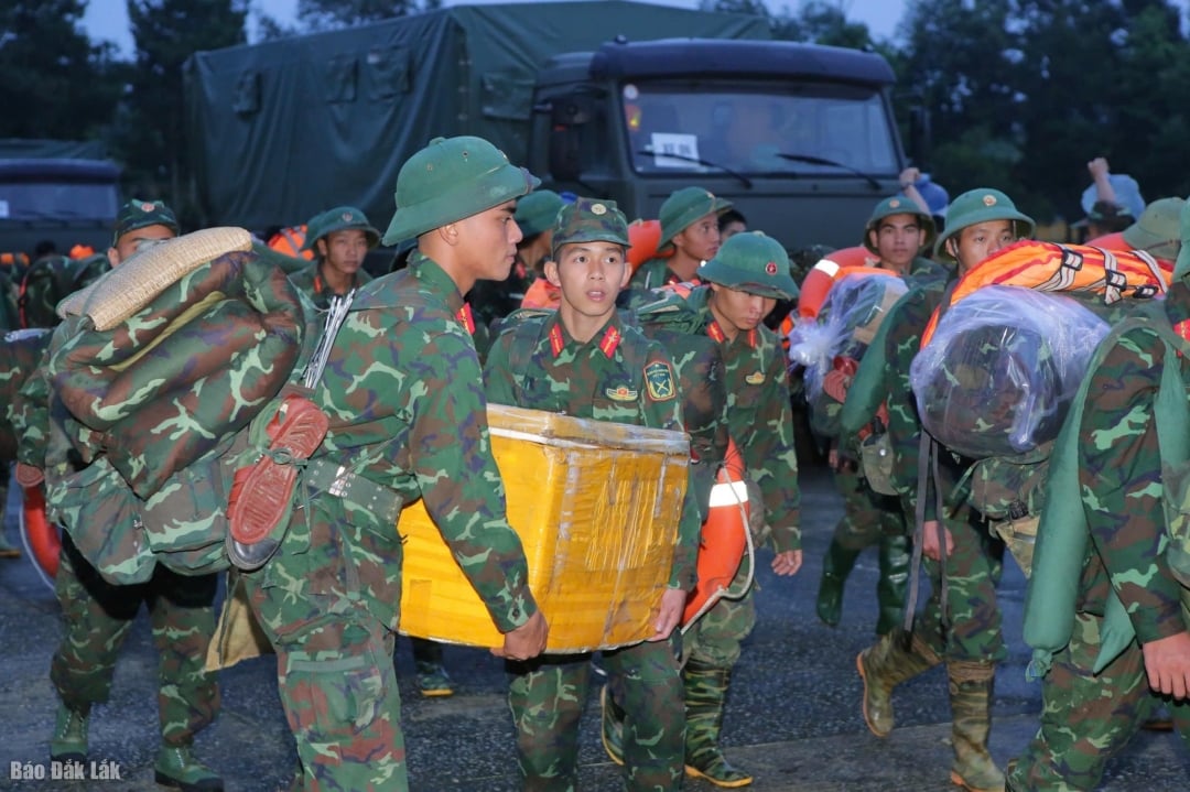 เจ้าหน้าที่และทหารจากกองพลที่ 315 อยู่ที่จุดศูนย์กลางน้ำท่วมของอำเภอหว่าติ๋ญ