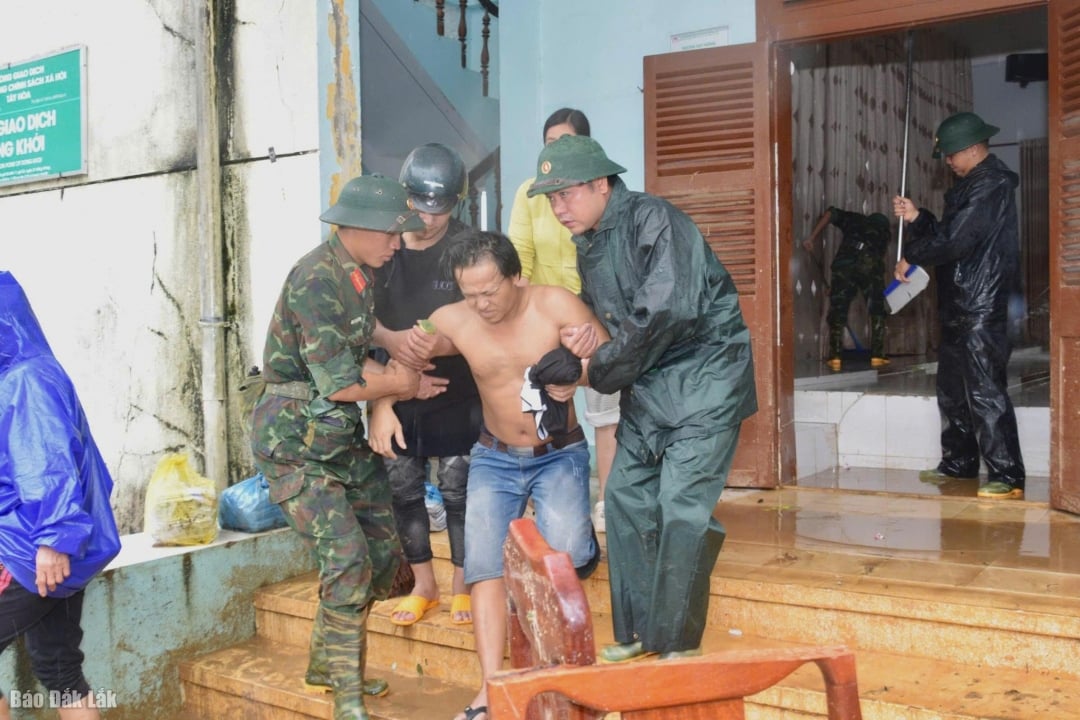 ทหารช่วยเหลือผู้คน