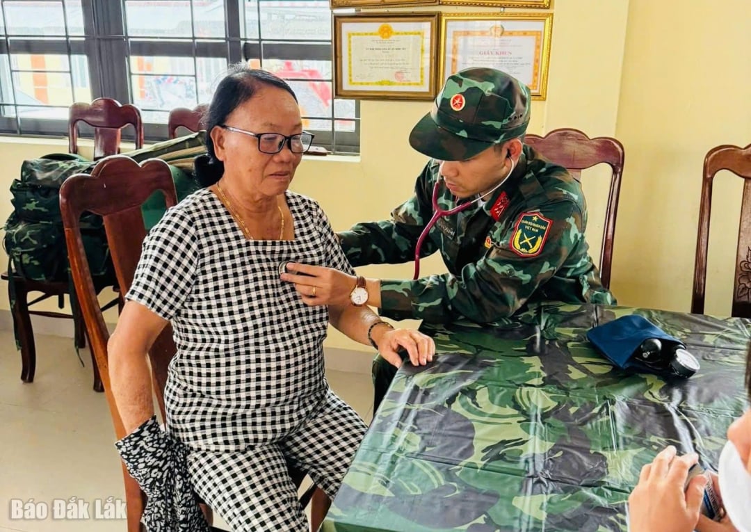 เจ้าหน้าที่แพทย์ทหารตรวจสุขภาพประชาชน