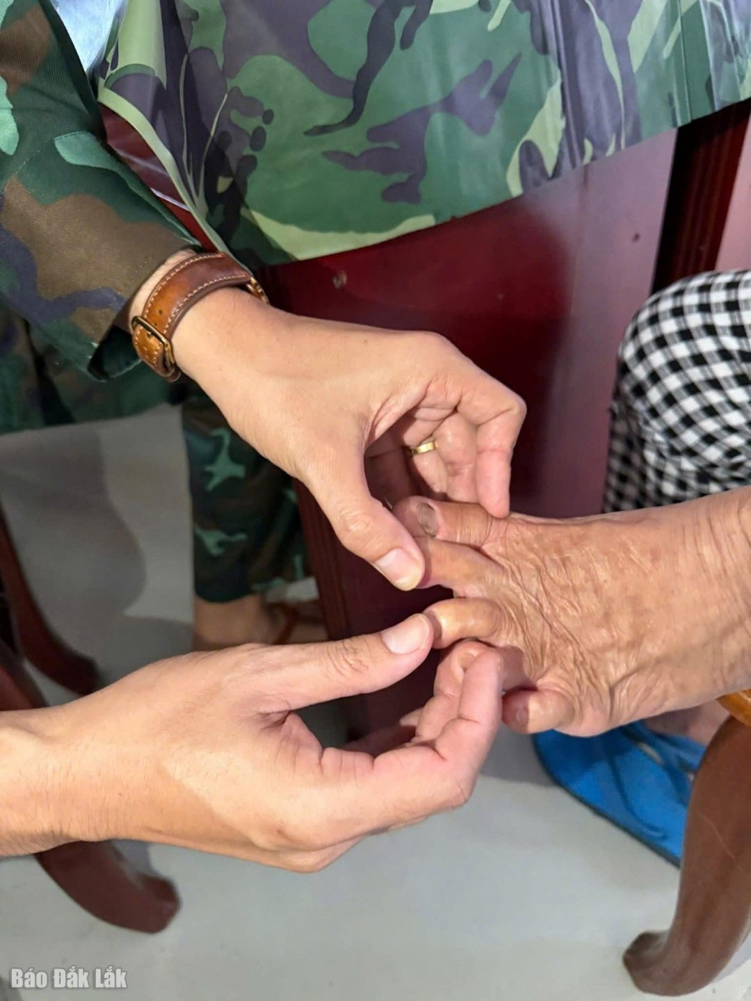 ทั้งคู่ตรวจสอบอย่างอ่อนโยนต่อกัน