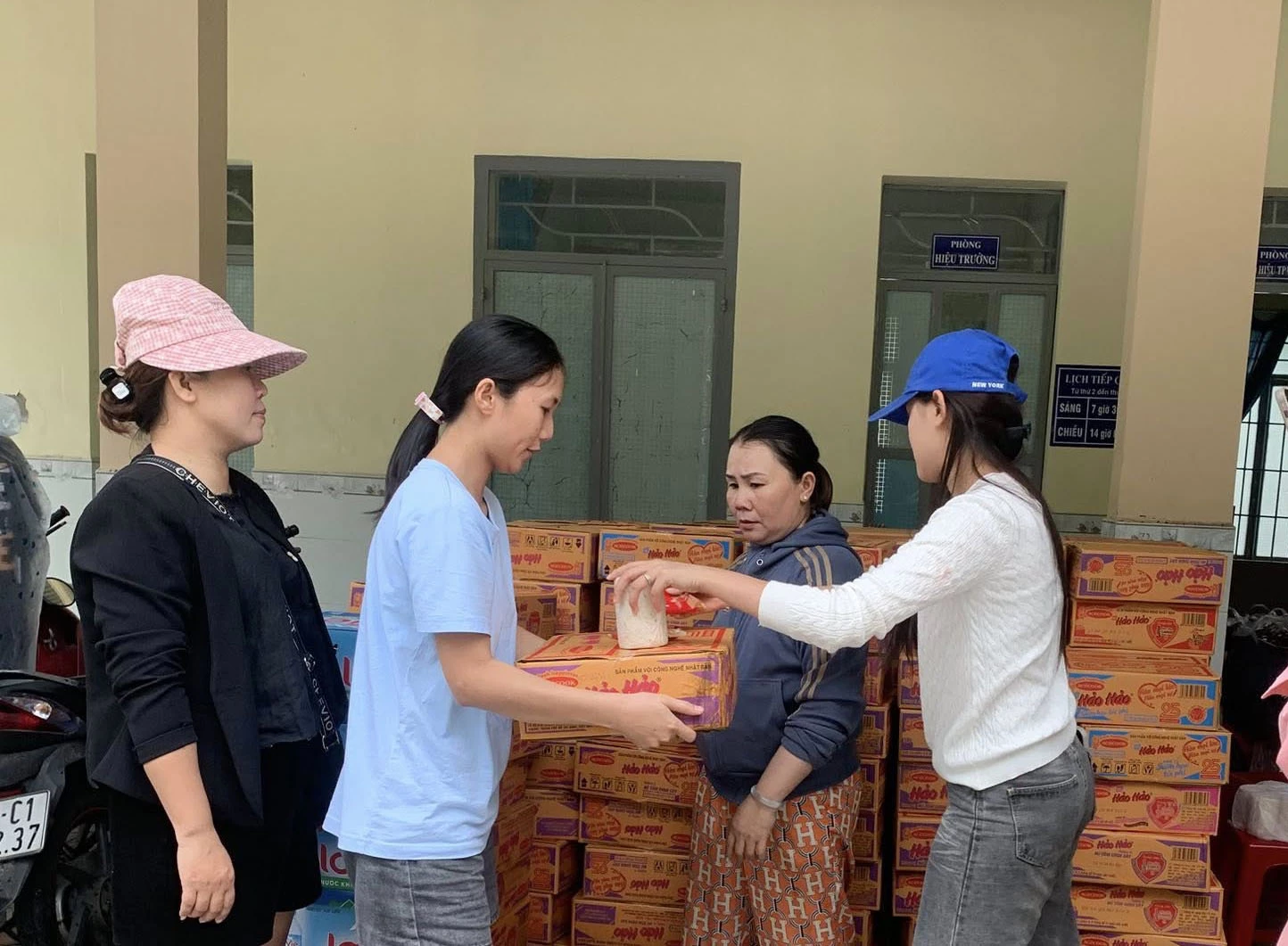 Hội Liên hiệp Phụ nữ phường Ba Ngòi vận động hỗ trợ người dân bị ảnh hưởng bởi mưa lụt