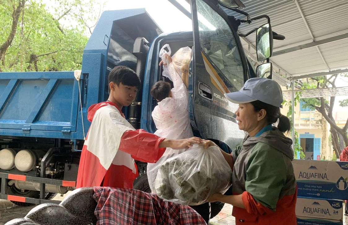 İnsanları desteklemek için yiyecek alın.
