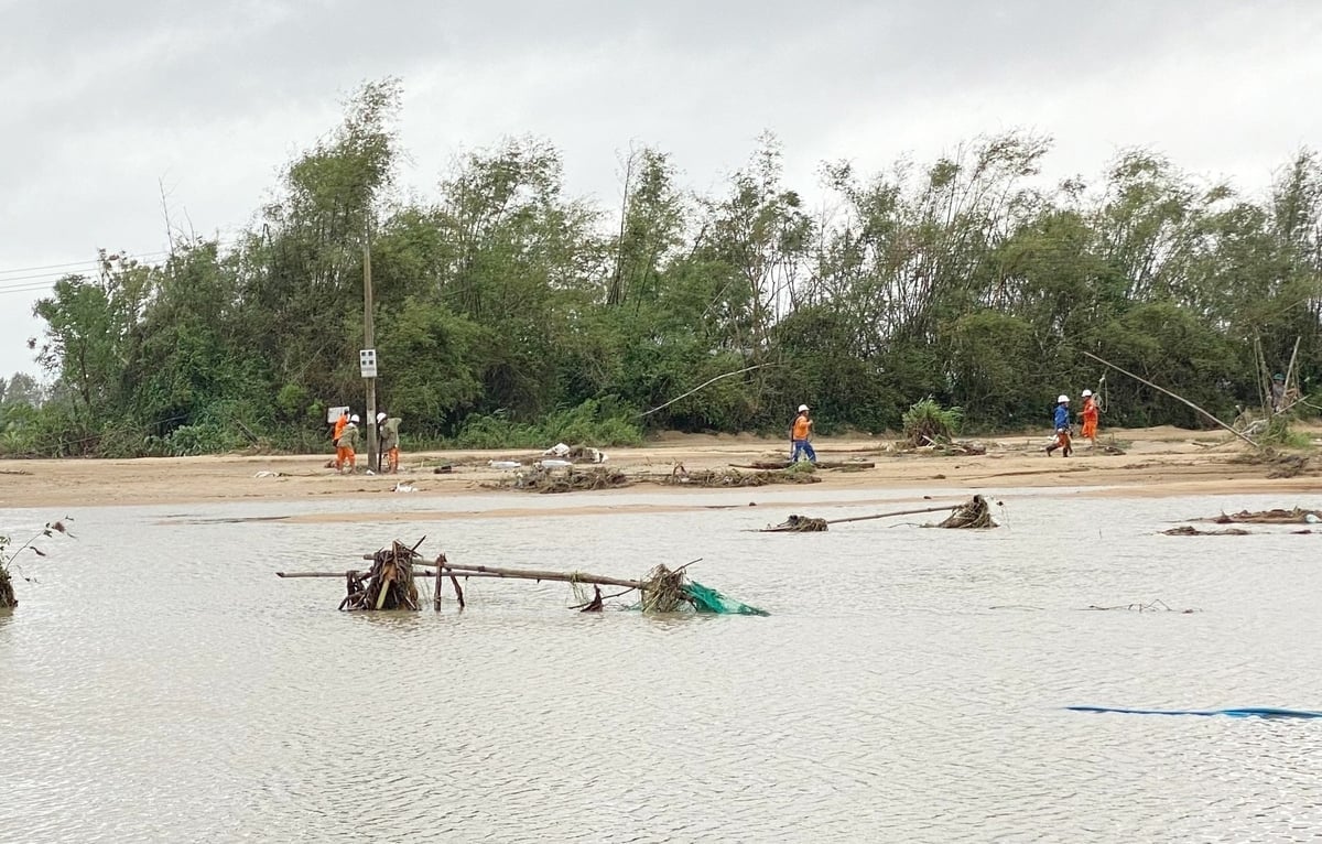 CBCNV EVNCPC đã ứng trực 24/24 để khôi phục cấp điện tại vùng mưa lũ. Ảnh: EVNCPC.