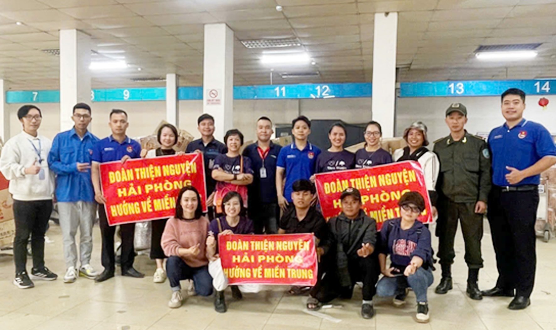 Lương thực, thuốc men lên máy bay từ Hải Phòng hỗ trợ người dân vùng lũ