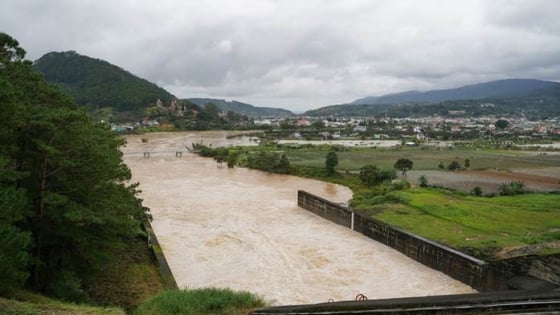 Hồ Đơn Dương xả điều tiết qua tràn đảm bảo an toàn công trình đầu mối