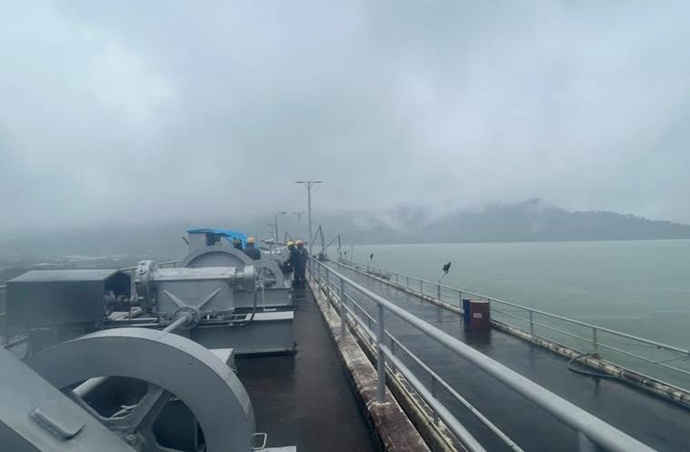 Lực lượng xung kích kiểm tra thiết bị sẵn sàng trước khi xả điều tiết. Ảnh: EVNGENCO1.