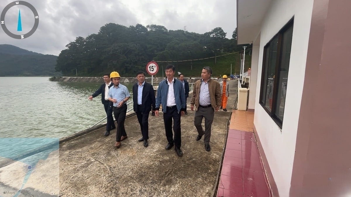 Phó Chủ tịch UBND tỉnh Lâm Đồng Lê Trọng Yên kiểm tra thực tế công tác vận hành hồ chứa Đơn Dương ngày 17/11/2025. Ảnh: EVNGENCO1.