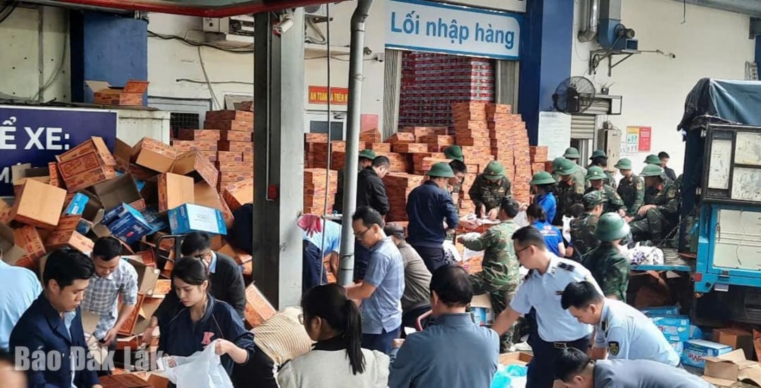 Oficiali și funcționari publici din sectorul Industrie și Comerț, împreună cu ofițeri și soldați ai Brigăzii 198 Forțe Speciale și ai Poliției Mobile a Poliției Provinciale Dak Lak, au participat direct la ambalarea și coordonarea mărfurilor.