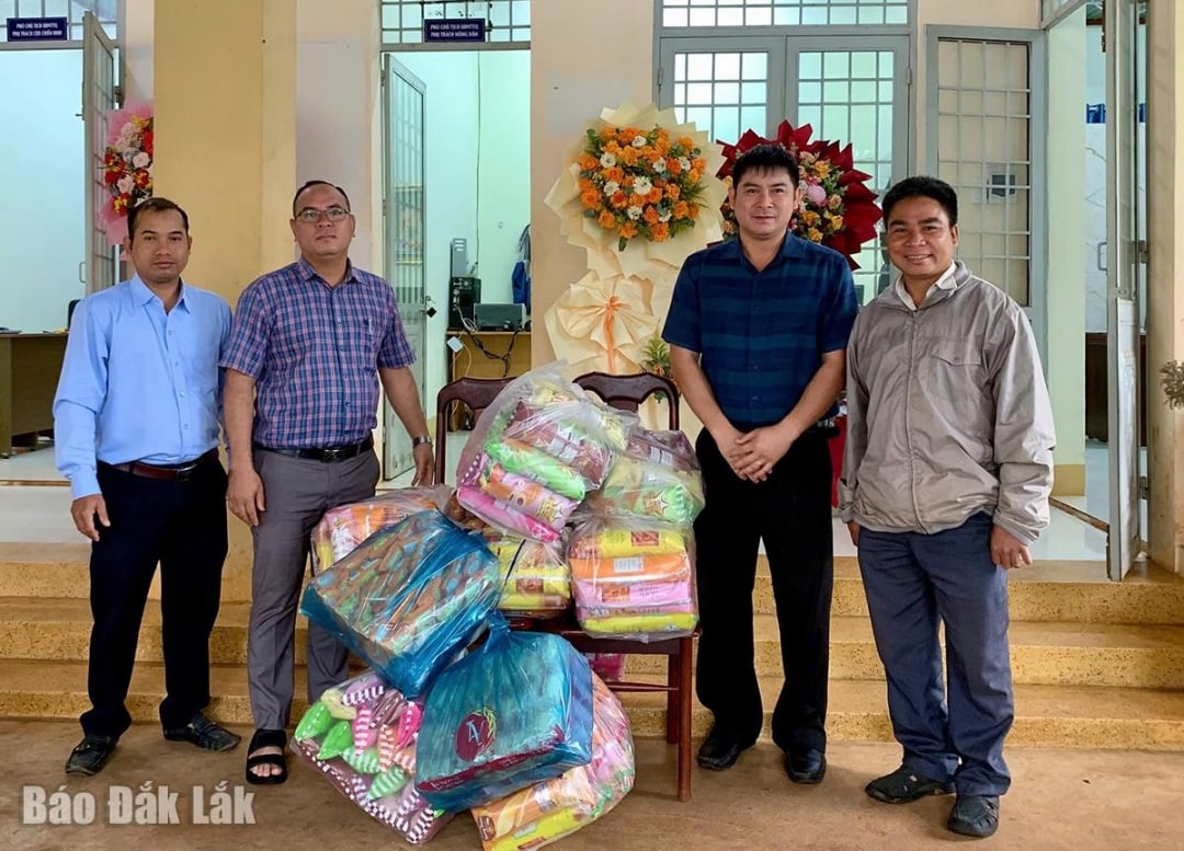 Reprezentanții Comitetului Frontului Patriei Vietnam din comuna Ea Tul au primit bunuri de strictă necesitate chiar la sediu.