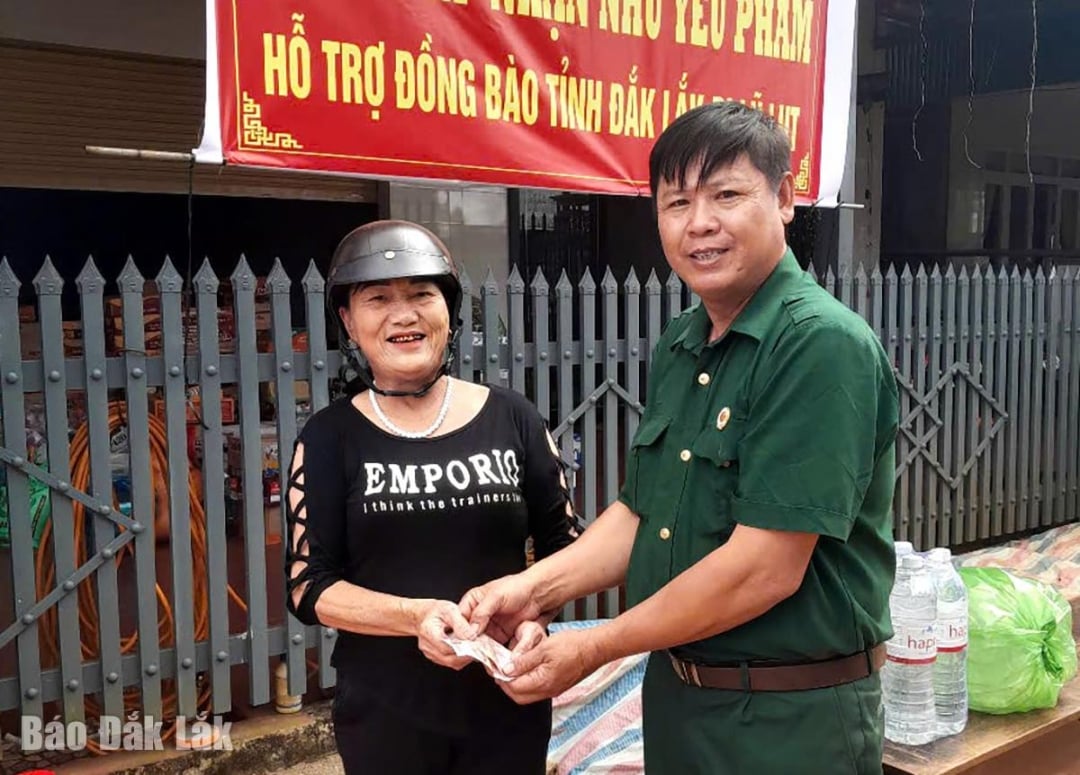 Locuitorii comunei Ea Kiet contribuie cu bani pentru a sprijini persoanele din zonele afectate de inundații.