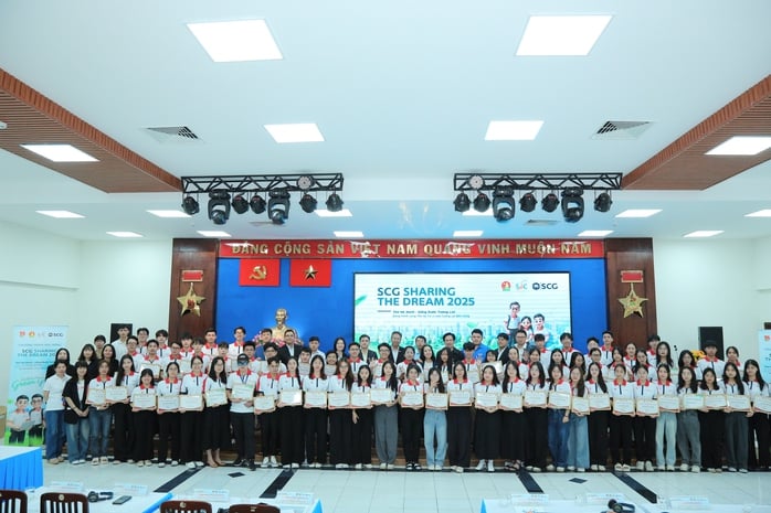 Hơn 1,6 tỷ đồng tiếp sức cho sinh viên khó khăn - Ảnh 2.