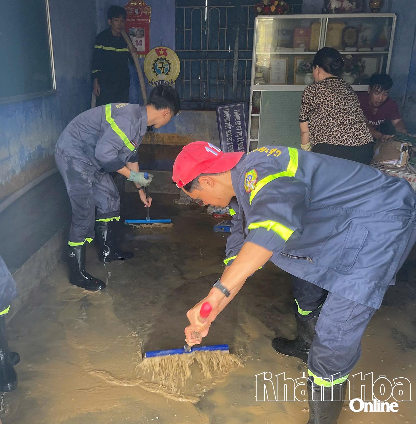 Đội Chữa cháy và Cứu nạn, cứu hộ khu vực 5 chung tay hỗ trợ khắc phục hậu quả mưa lũ