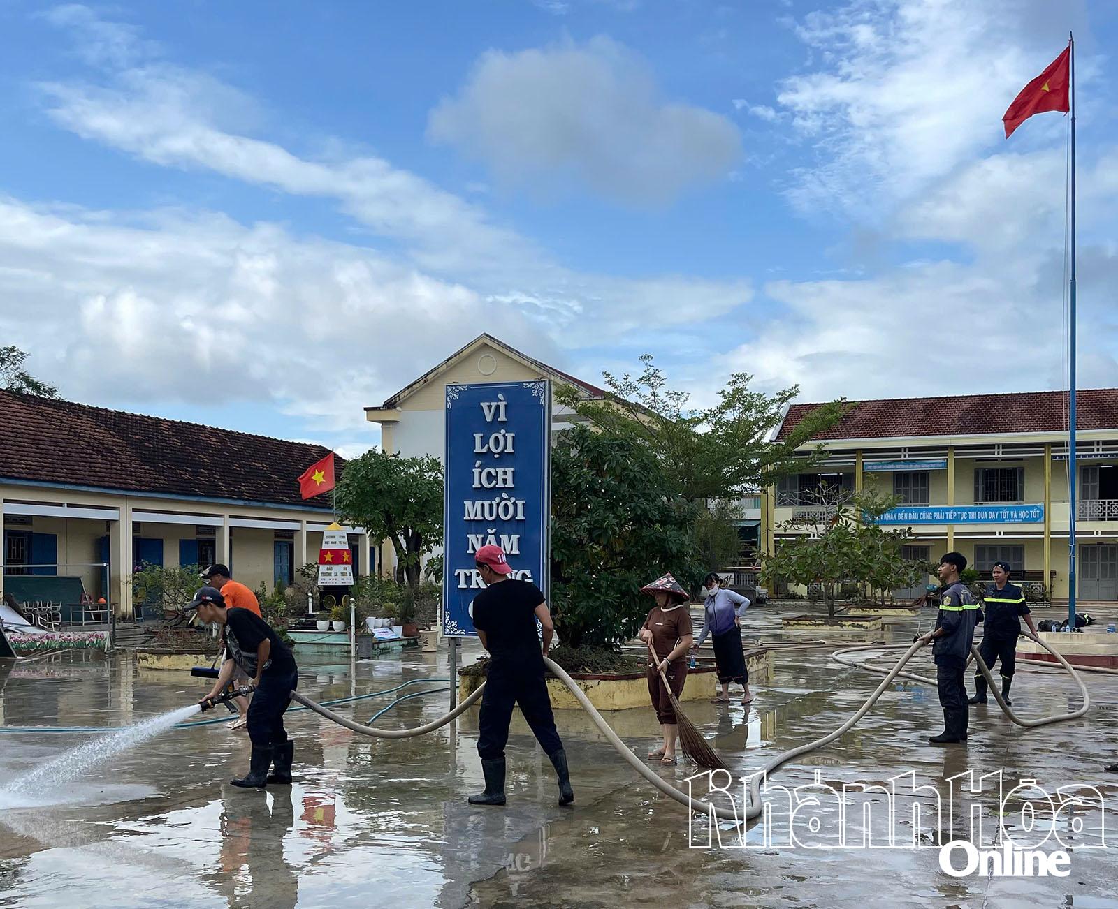 Školní areál byl také rychle uklizen.