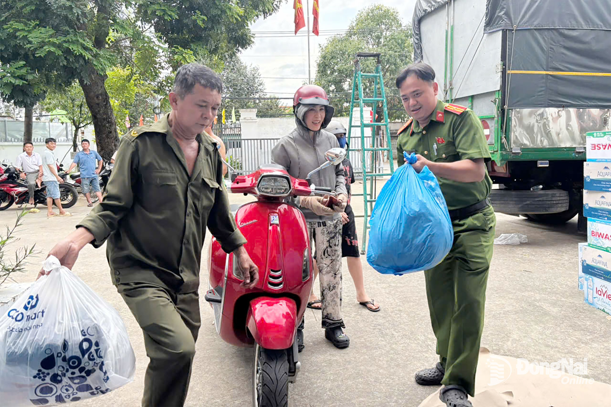 Bien Hoa-distriktets polis tar emot varor från människor att skicka till översvämningsoffer. Foto: T.D.