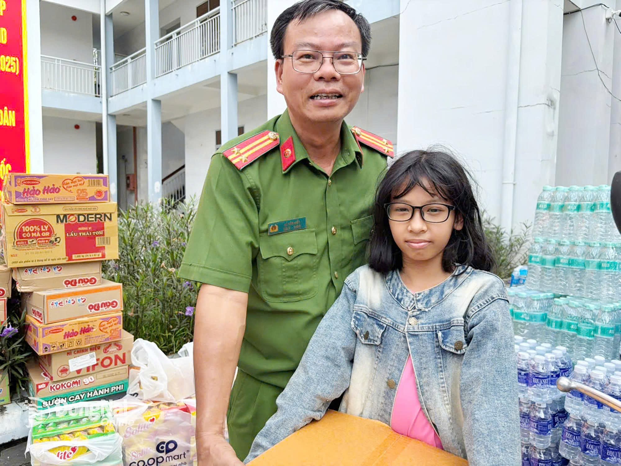 Ett barn hade också med sig varor för att hjälpa människor i översvämmade områden. Foto: T.D.