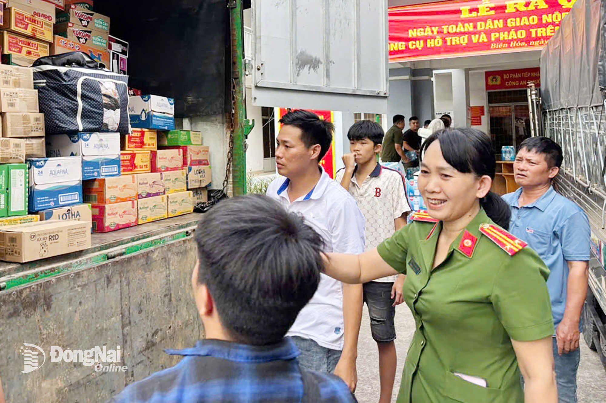 Omedelbart efter mottagandet överfördes varorna till Dong Nai-provinsens polis för transport till den centrala regionen imorgon bitti, den 24 november. Foto: T.D