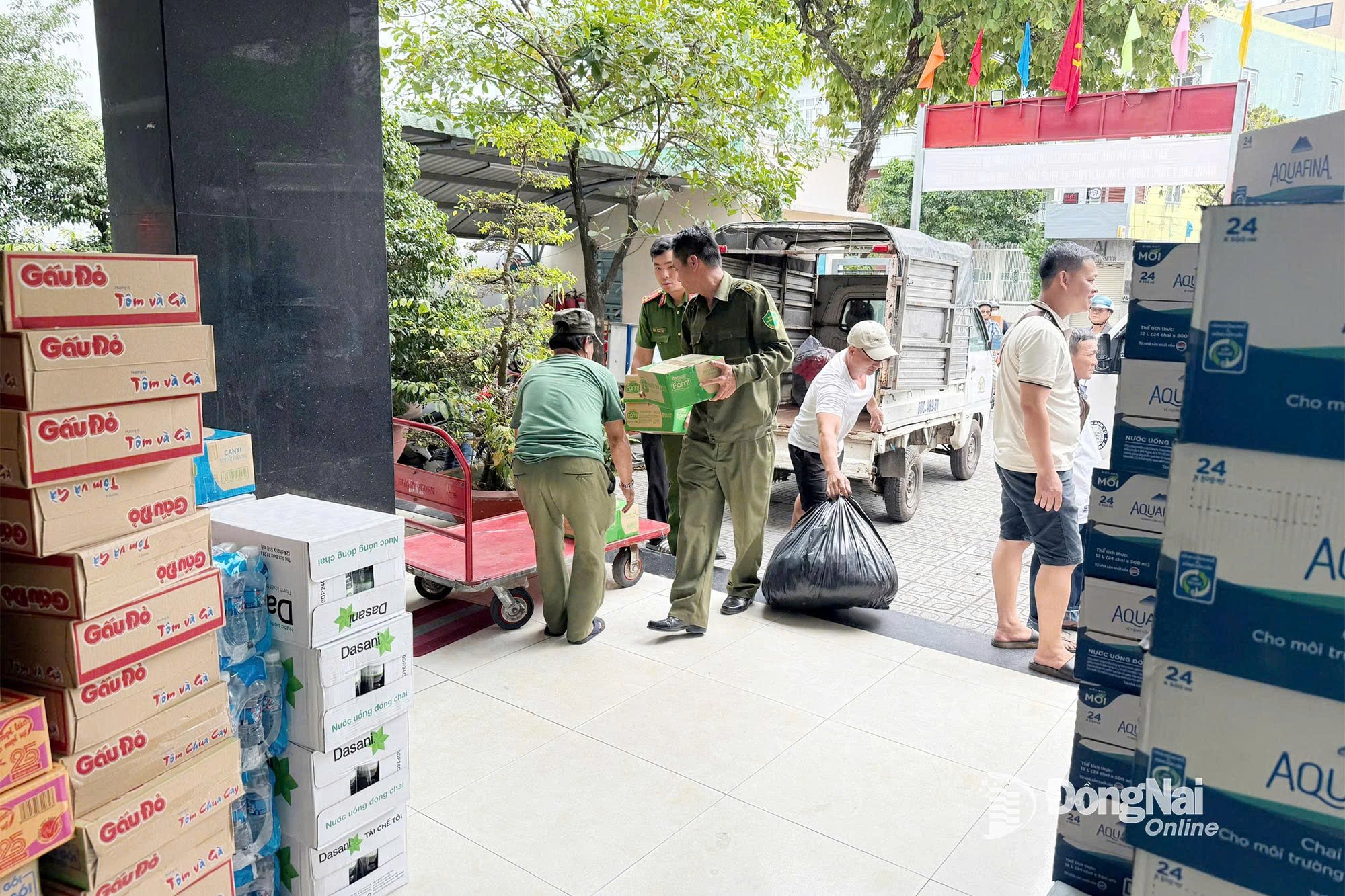 Folk kommer för att stödja varor vid Tran Bien Ward polisstation. Foto: T.D.