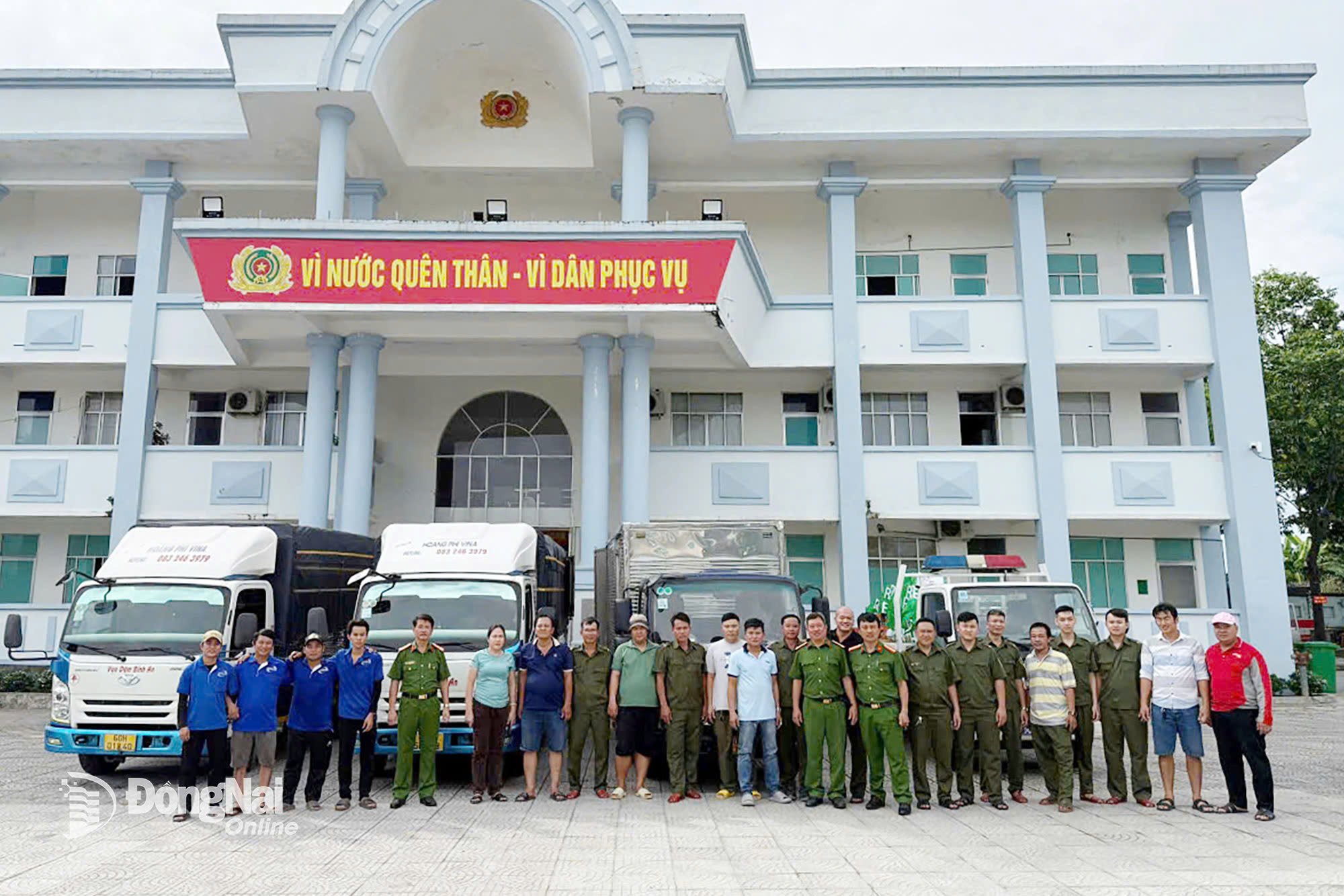 Efter en halv dags mottagande av varorna organiserade Long Binh Ward-polisen överföringen av fyra lastbilar med varor till provinspolisen för att fortsätta skicka dem till människor i den centrala regionen. Foto: T.D