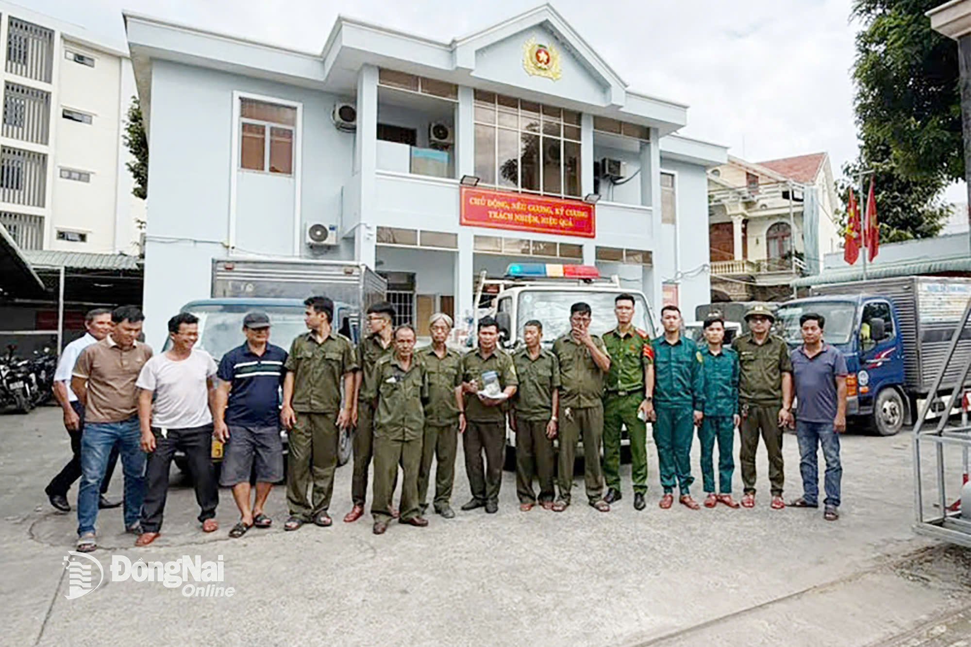 Trang Dai-distriktets polis organiserade styrkor för att transportera varor till provinspolisens lager. Foto: N.K.
