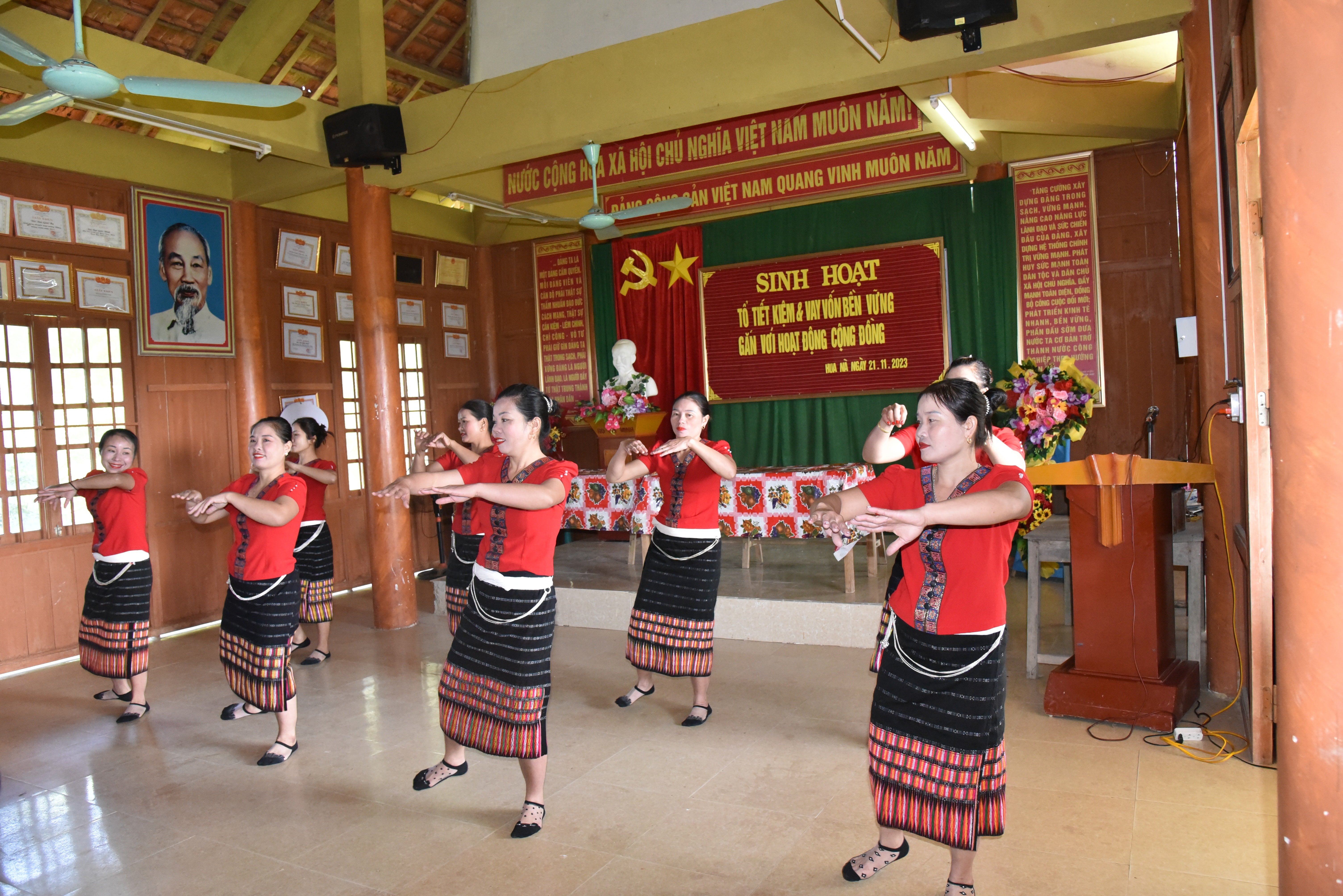 ក្រុមកម្ចីភូមិ Hua Na ឃុំ Luc Da បានជួបជុំនិងហាត់របាំប្រជាប្រិយ។