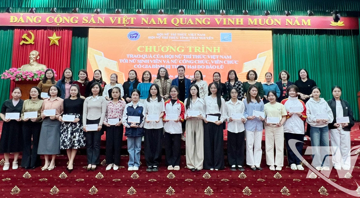 Trao quà hỗ trợ hội viên và nữ sinh bị ảnh hưởng bão số 11