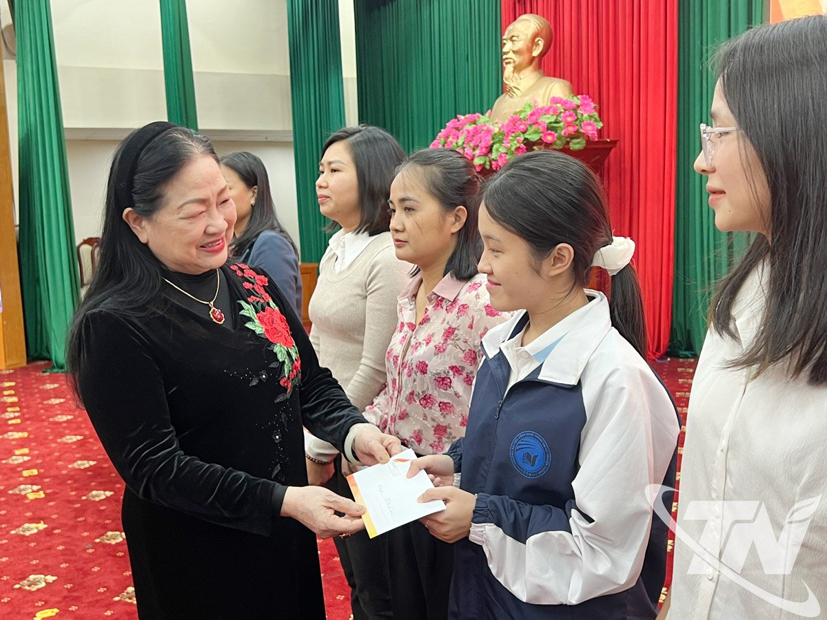   Representanter for Thai Nguyen Provincial Women Intellectual Association overrakte gaver til medlemmene.
