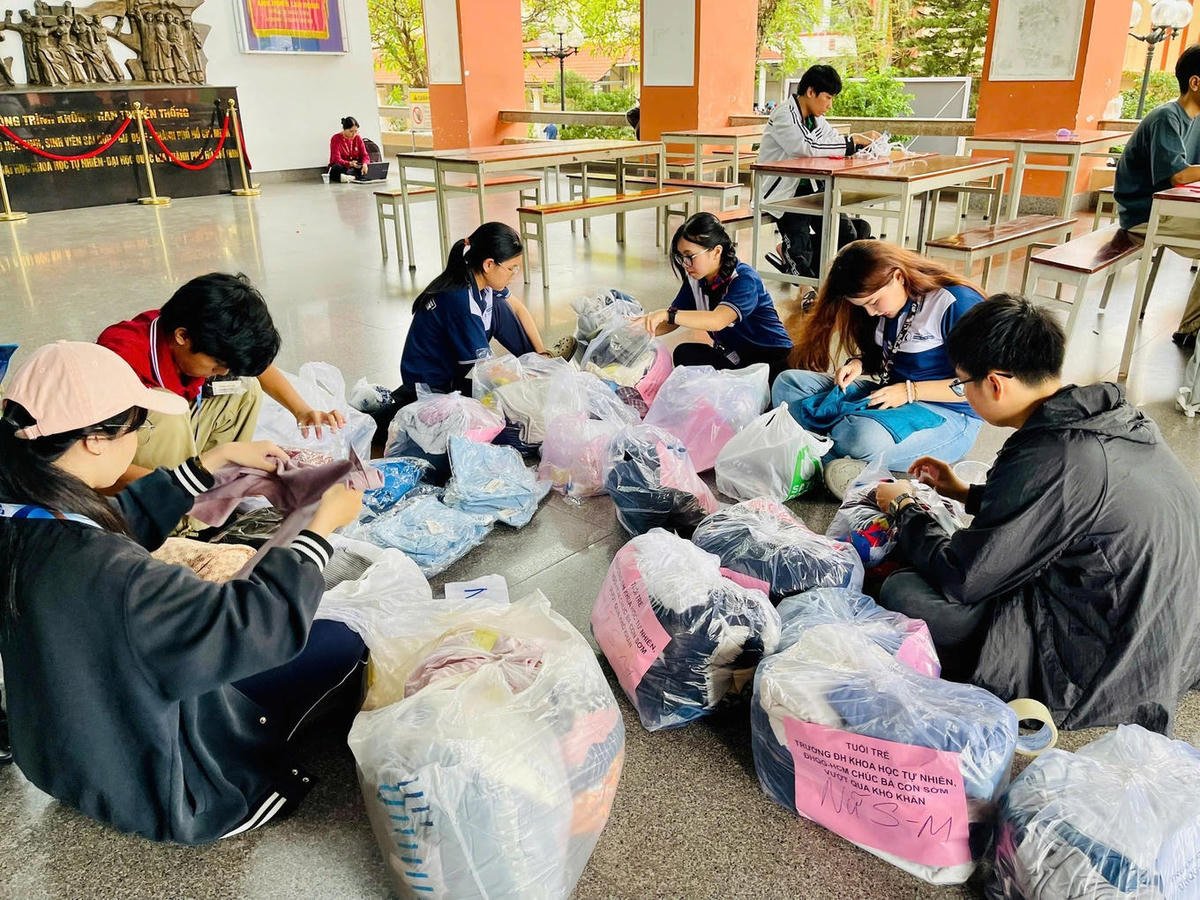 يستقبل الطلاب العناصر المتبرع بها ويقومون بتصنيفها لإرسالها إلى الأشخاص في المناطق المتضررة من الفيضانات.