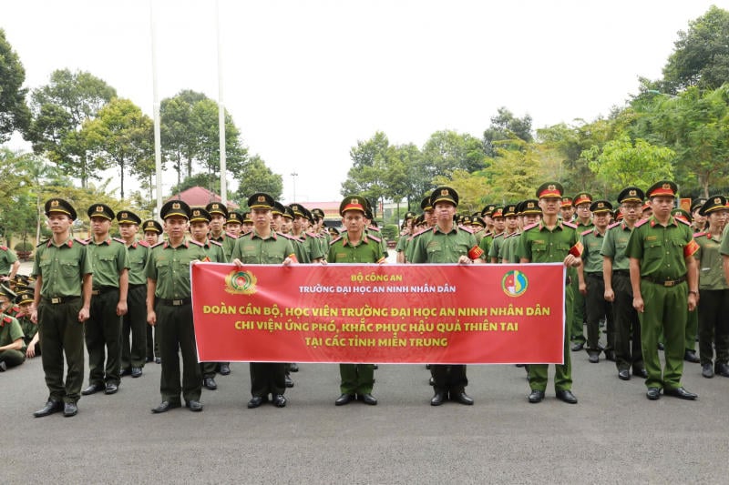 أقامت جامعة الأمن الشعبي حفلًا لتوديع فريق العمل المعني بمعالجة آثار الفيضانات في المنطقة الوسطى. تصوير: دوك مونج.